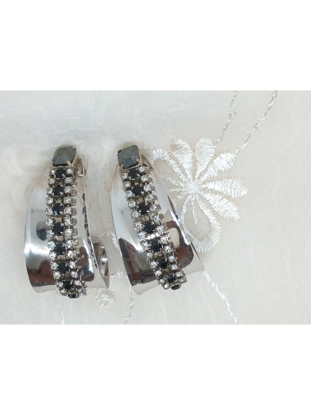 Vintage Clip-On Earrings With Black & Clear Rhinestones 1950s or 1960s GLAM - Picture 3 of 10